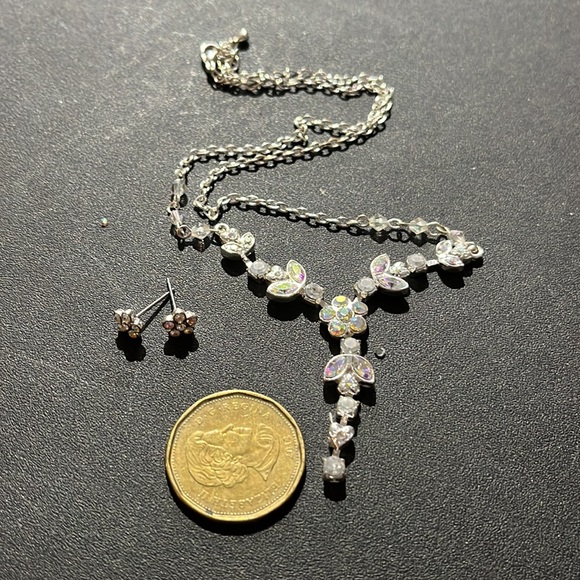 Fashion choker set with matching stub earrings - Picture 2 of 3